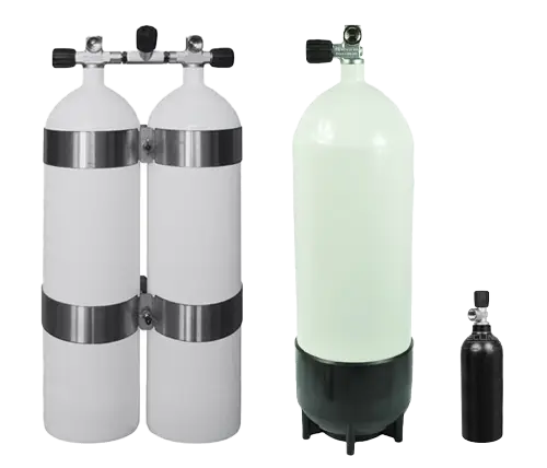 Bilde viser et utvalg av tre dykkeflasker arrangert side ved side: et dobbeltsett, en singelflaske, og en draktgassflaske.